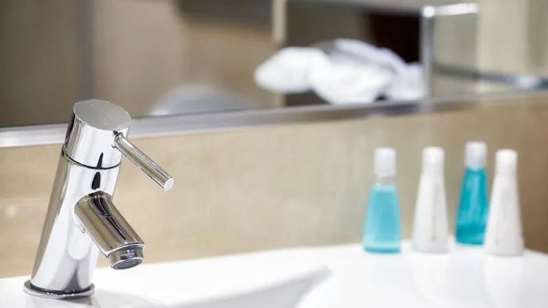ポーランドのホテルで水道水を使用する様子