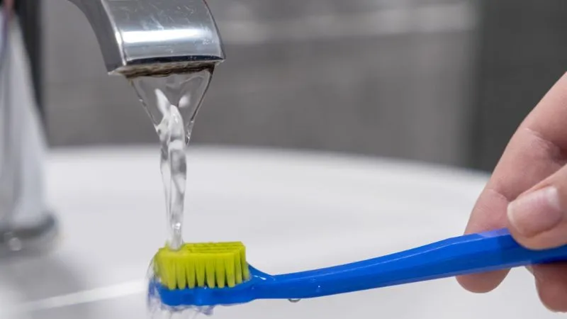 ポーランドの水で歯磨きをする様子